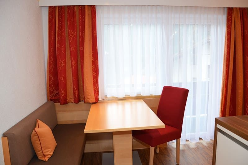 Appartement mit Sitzecke im Haus Schmied’s Egg, Cafe Hubertus Kappl Paznauntal